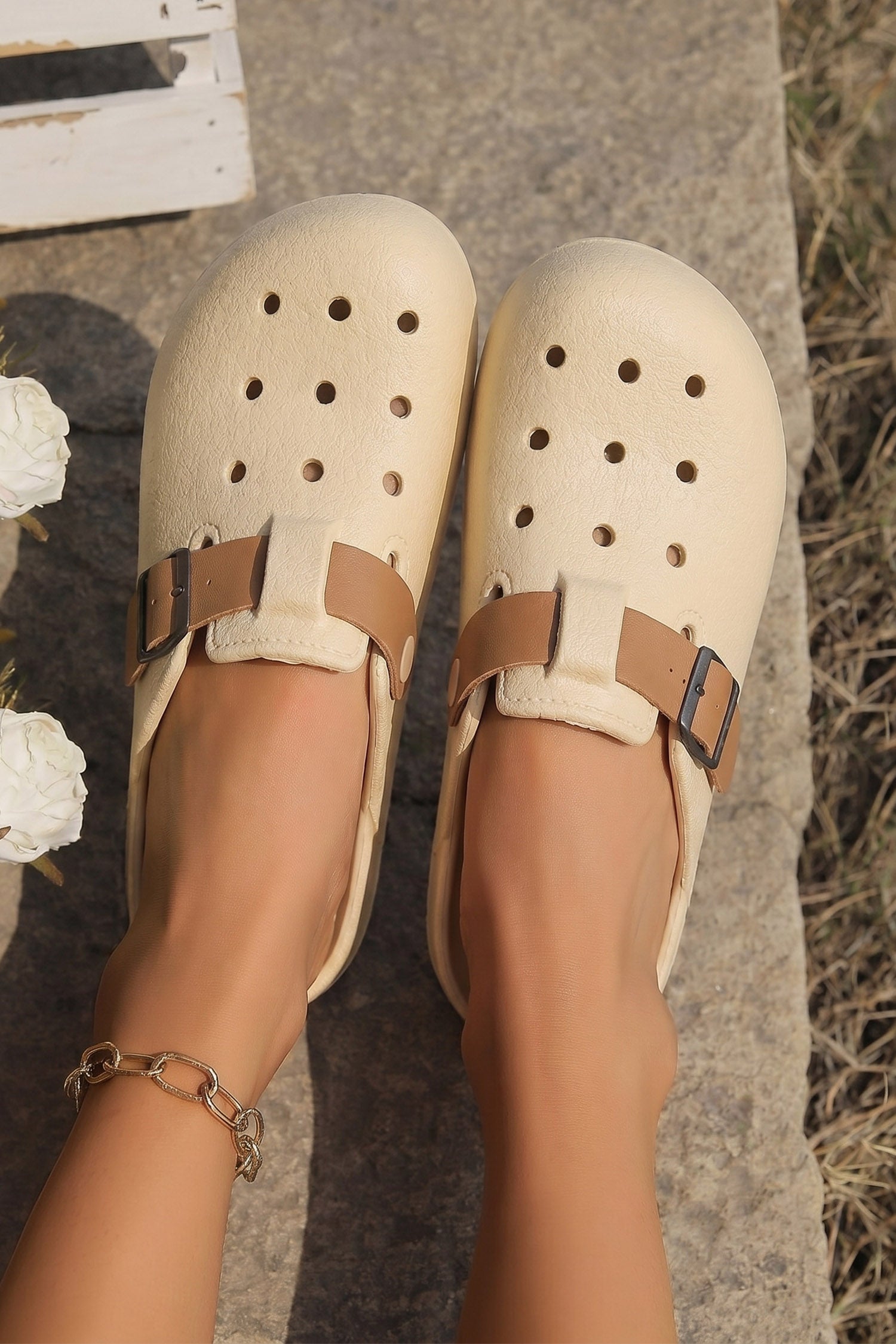 White Lightweight EVA Hollow Out Casual Round Toe Clogs