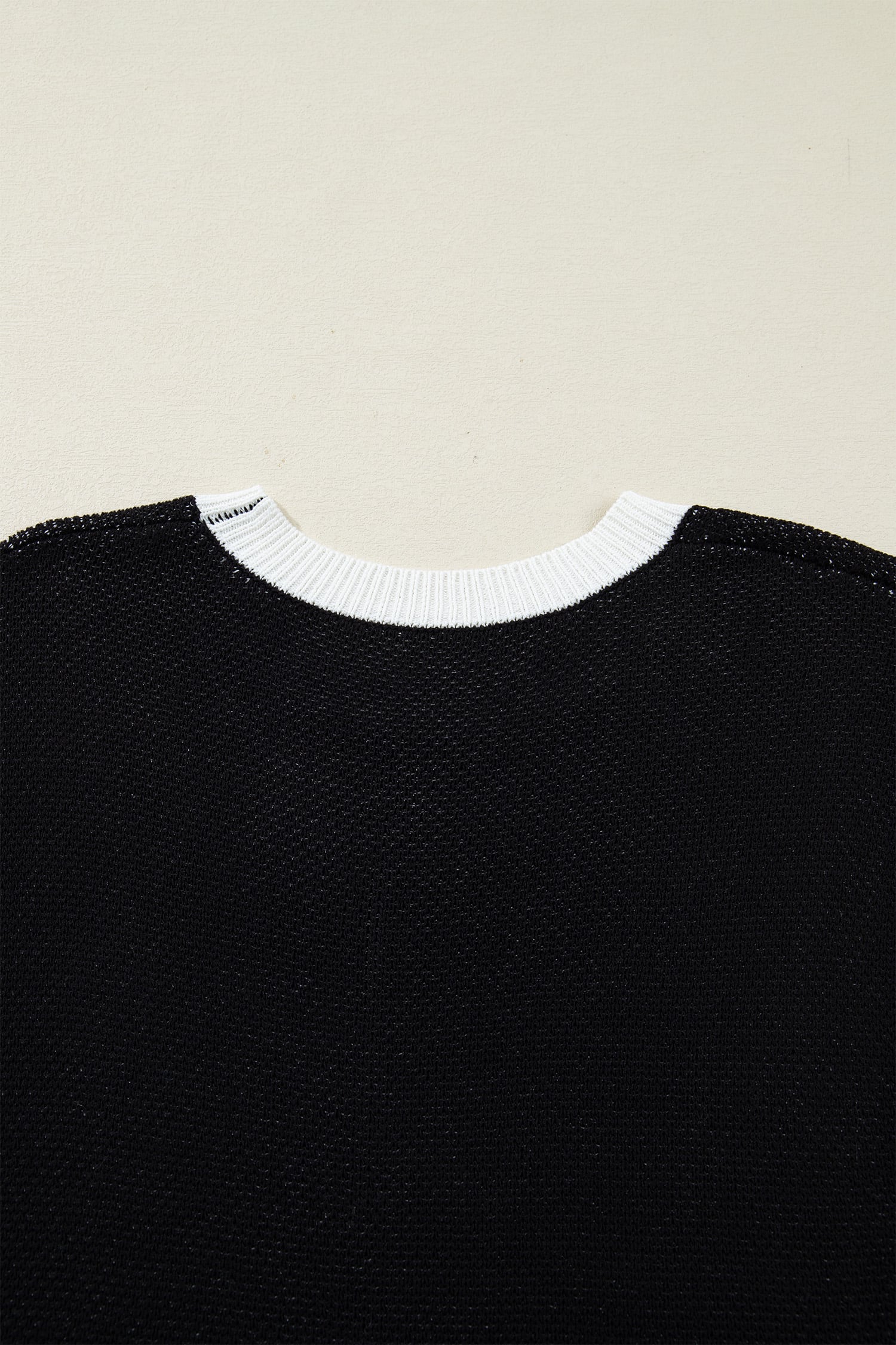 Black Horse Shoe Pattern Contrast Trim Short Sleeve Sweater