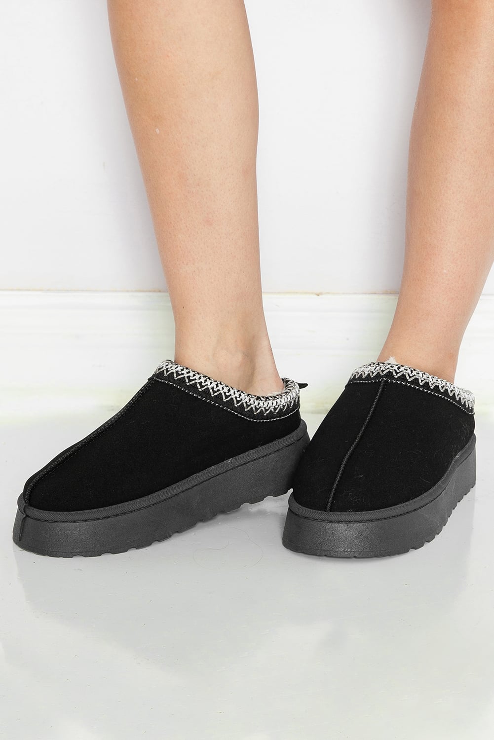 Black Faux Suede Embroidered Detail Plush Lined Platform Slippers
