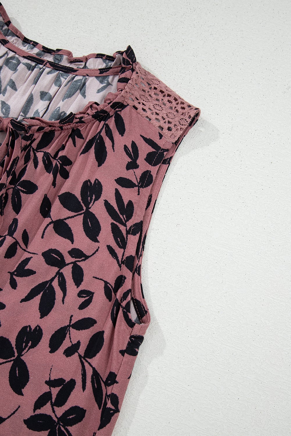 Brown Leaf Print Lace-up V Neck Crinckled Tank Top