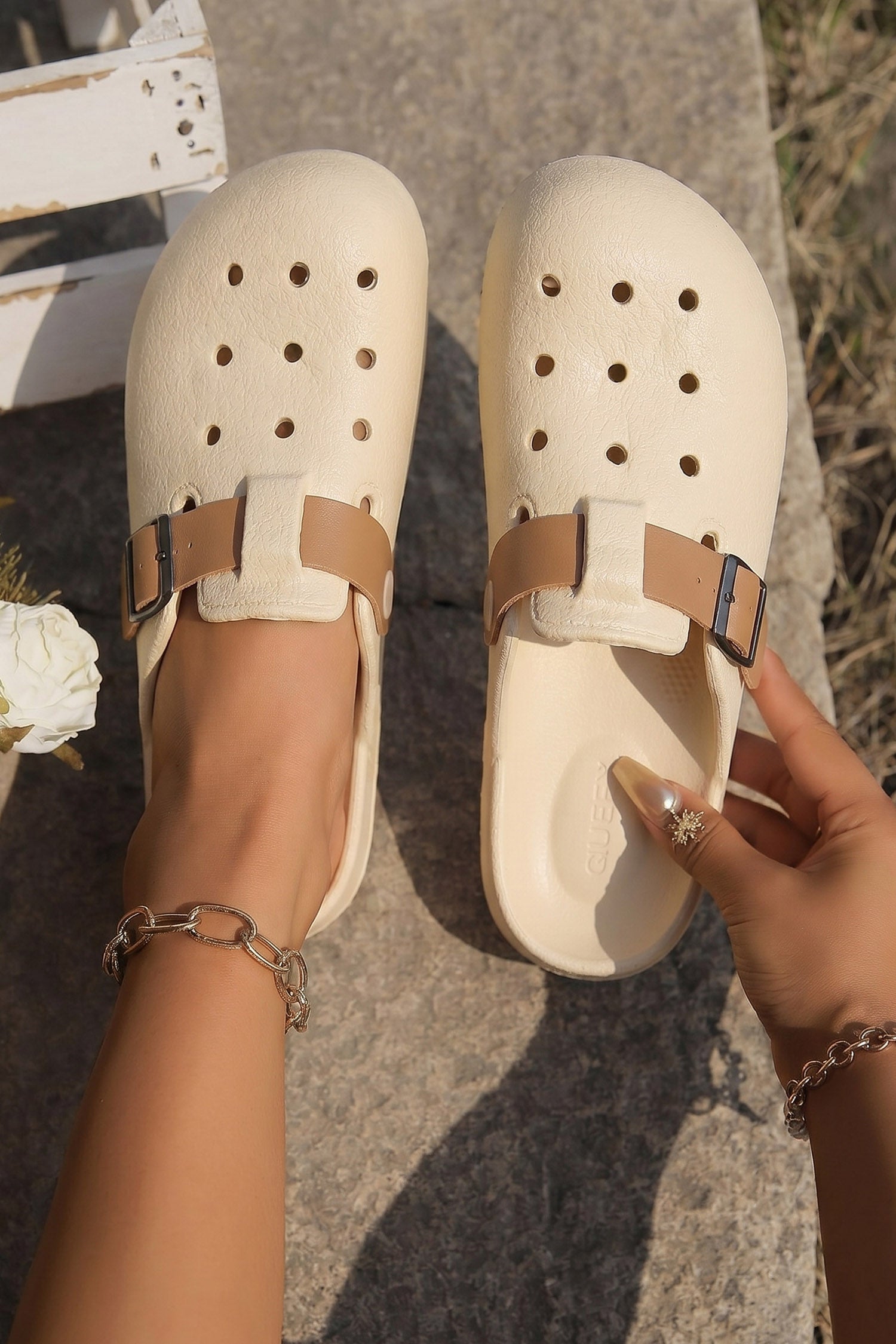 White Lightweight EVA Hollow Out Casual Round Toe Clogs