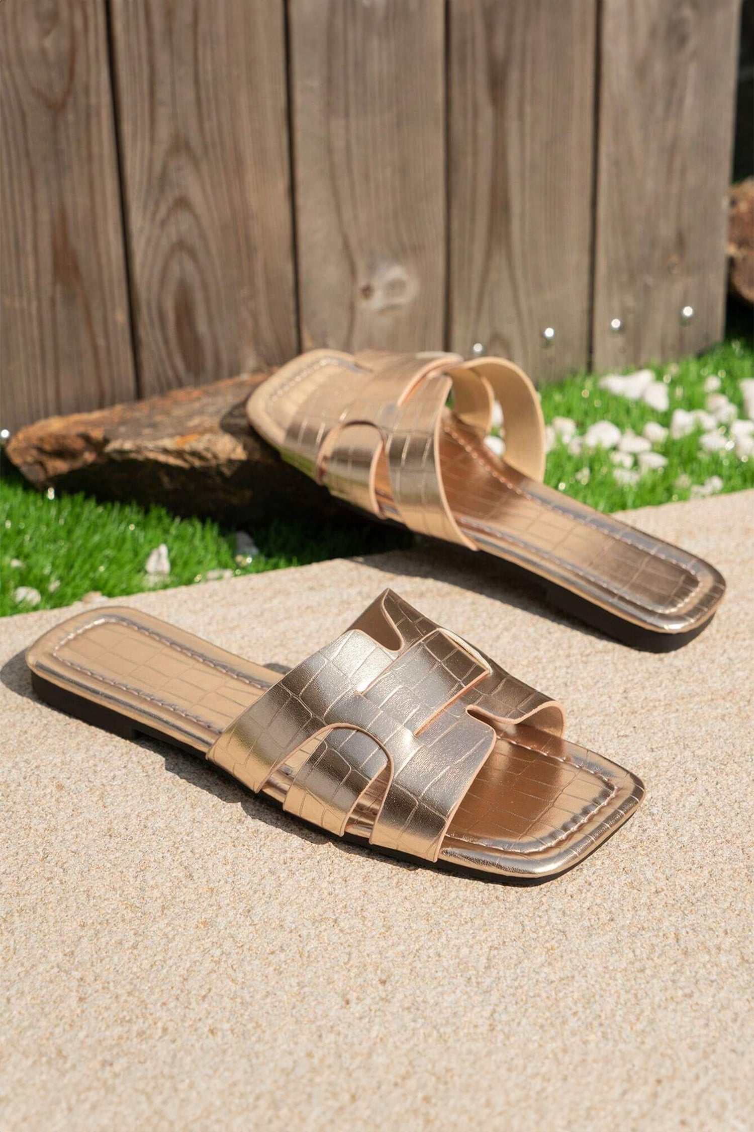 Metallic Crocodile Pattern Roman Style Flat Slippers