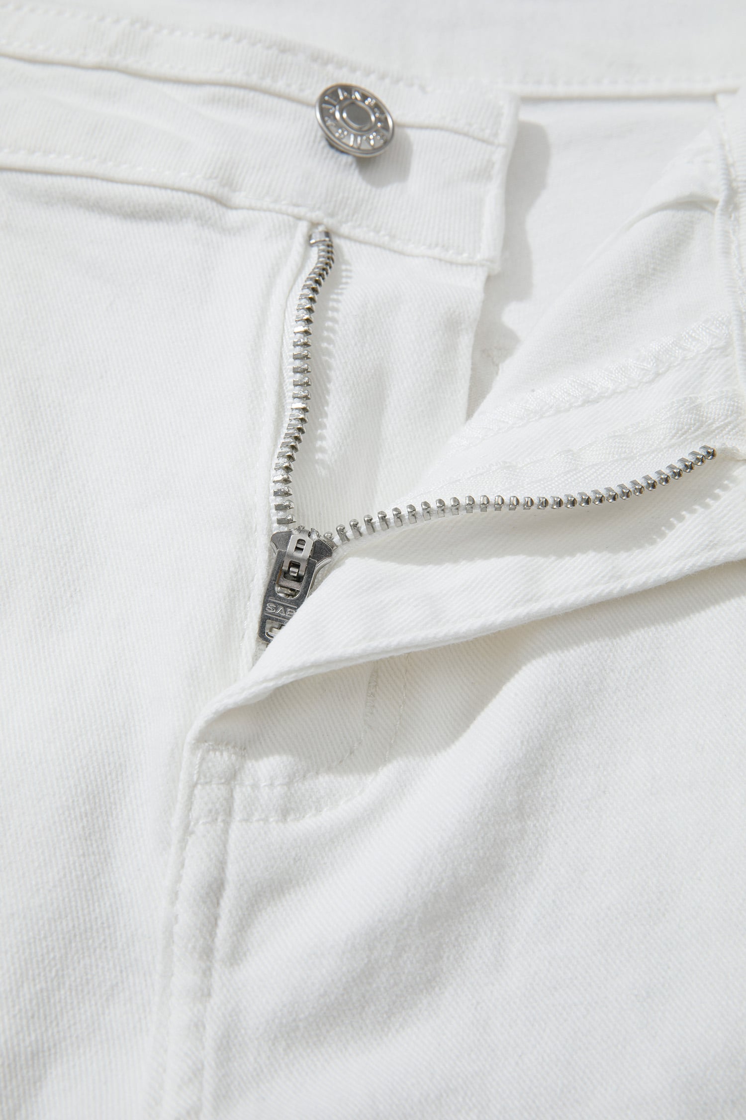 White Solid Color Loose Casual Jeans